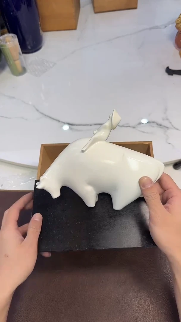 499青瓷牛牛摆件