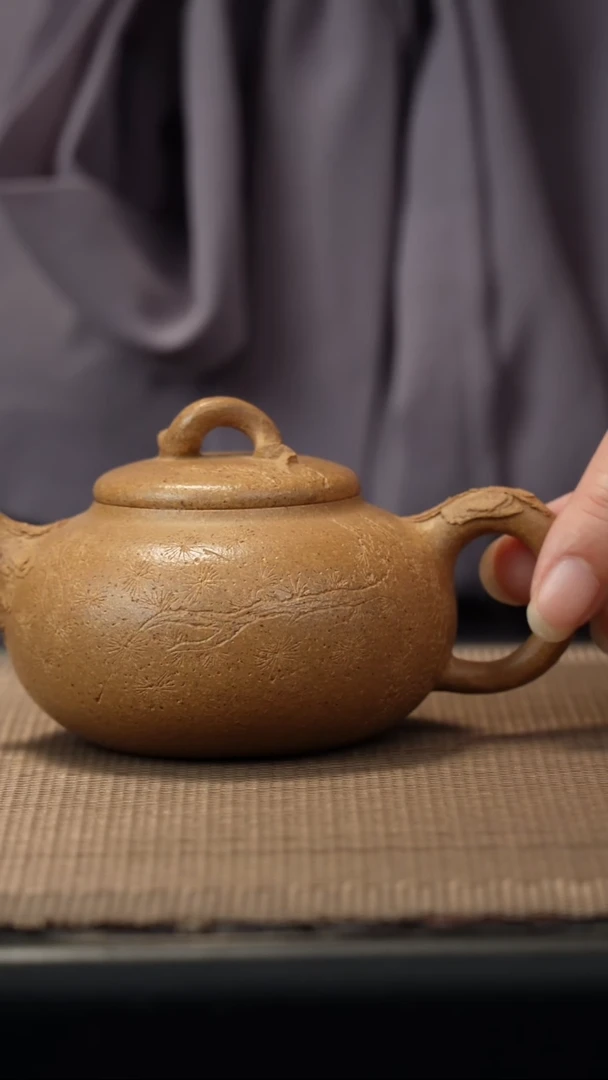 茶壶紫砂葵黄段刻绘150CC