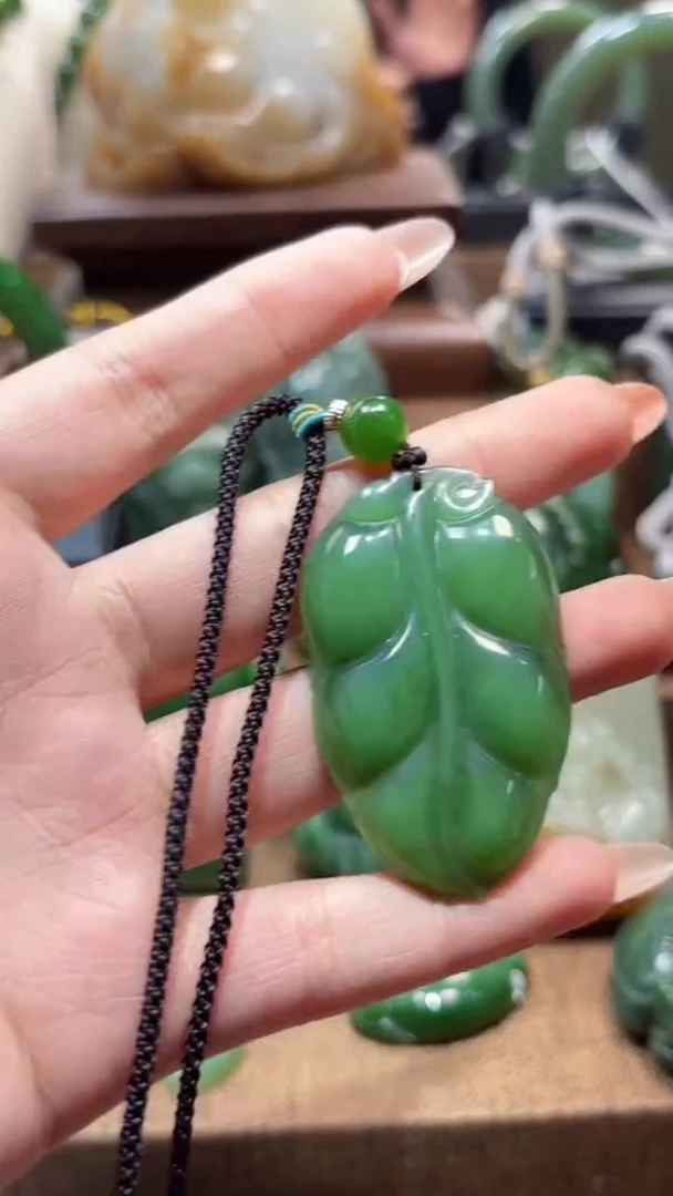 颈饰未镶嵌和田玉（碧玉）1