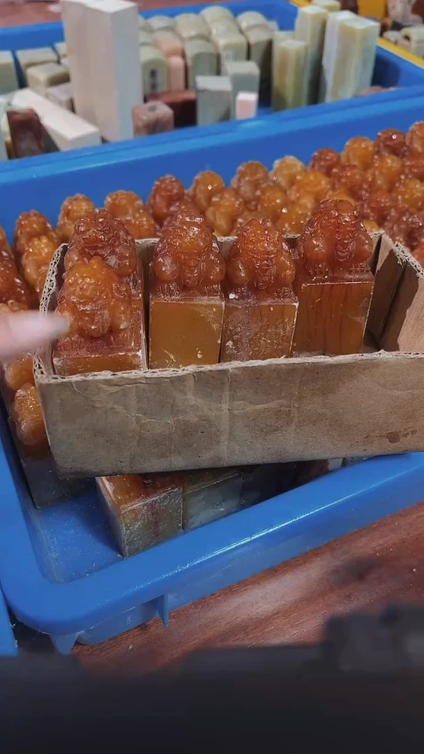 寿山石陈*瑕疵不规则章带雕钮