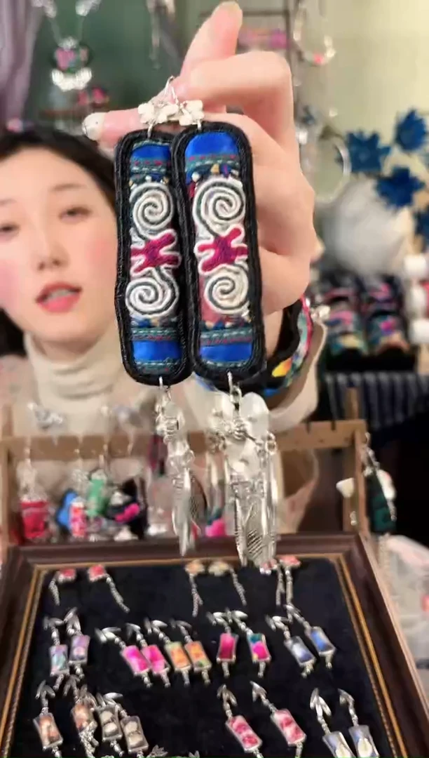 彩云南阁非遗老绣饰品742*