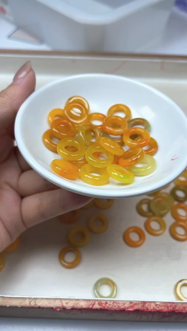 手饰翡翠未镶嵌A1526黄翡跑环 内8+mm 2个9.9元