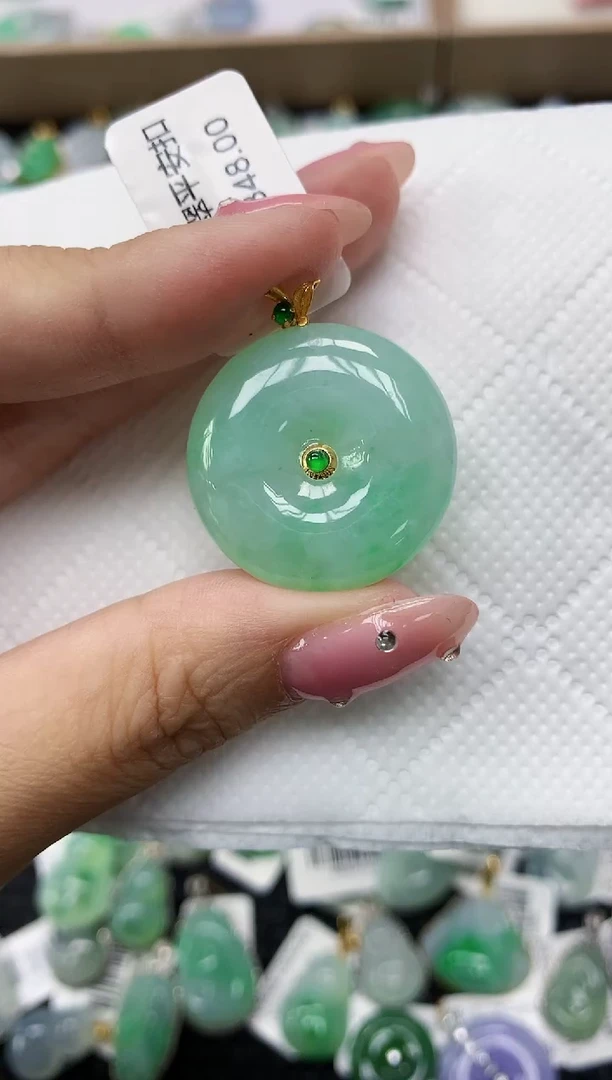 翡翠18K金镶嵌颈饰1111111111