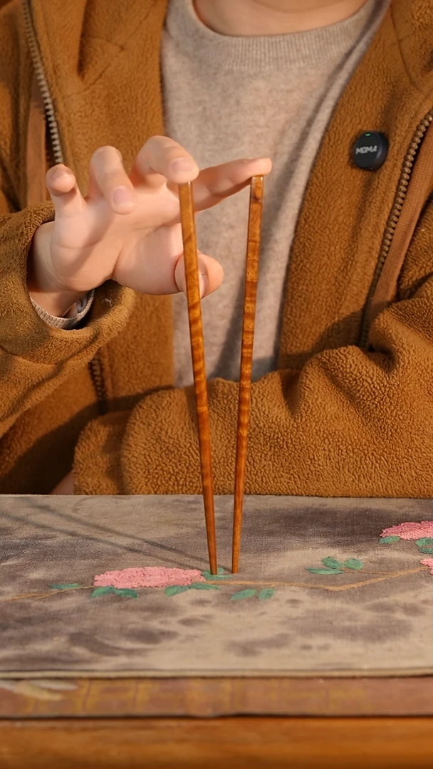 乌木类箱金丝楠乌木水波纹筷子