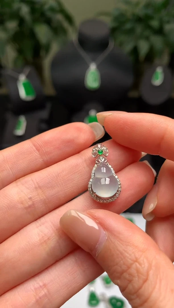 颈饰18K金镶嵌翡翠S**w葫芦