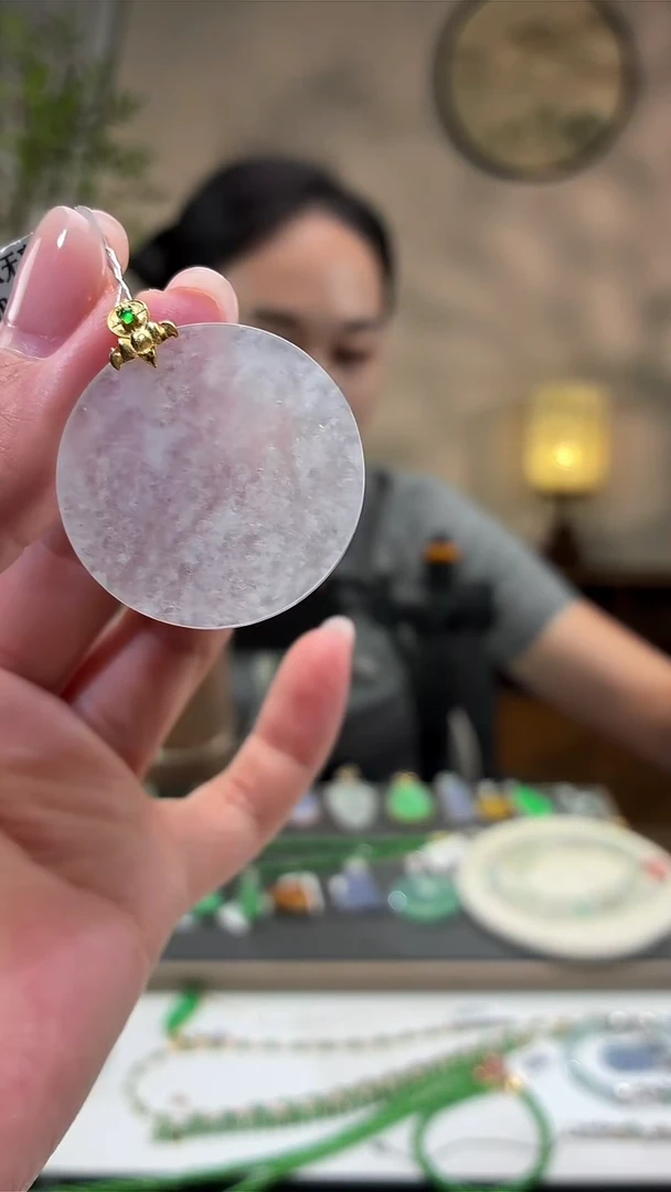 颈饰18K金镶嵌翡翠无事牌