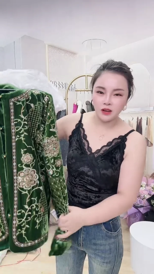 6号绿色丝绒珠绣上衣1件   尺码备注