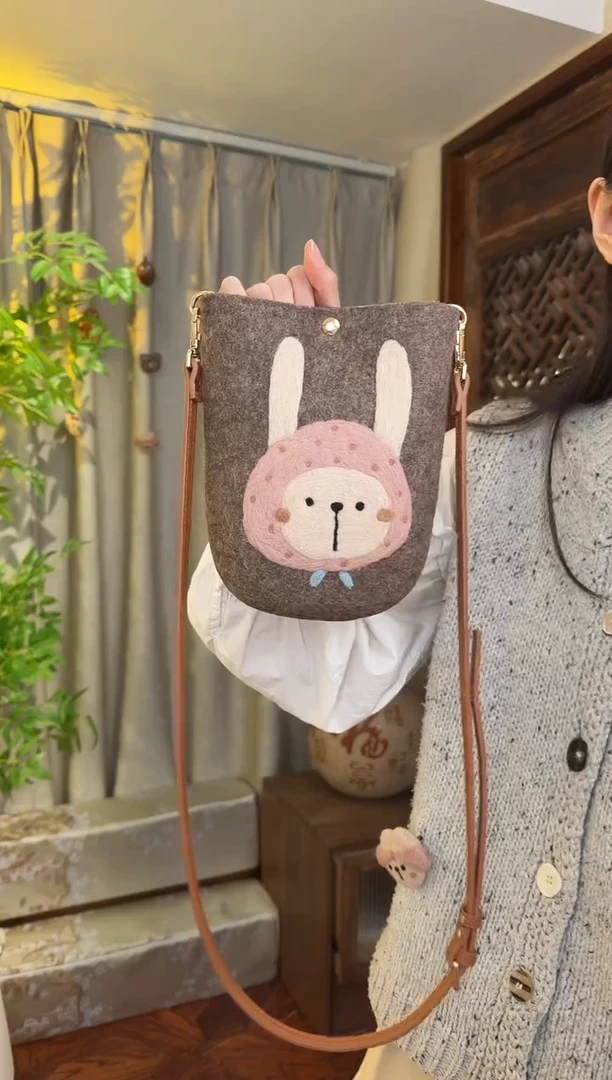 羊毛非遗羊毛毡包 手机包兔子