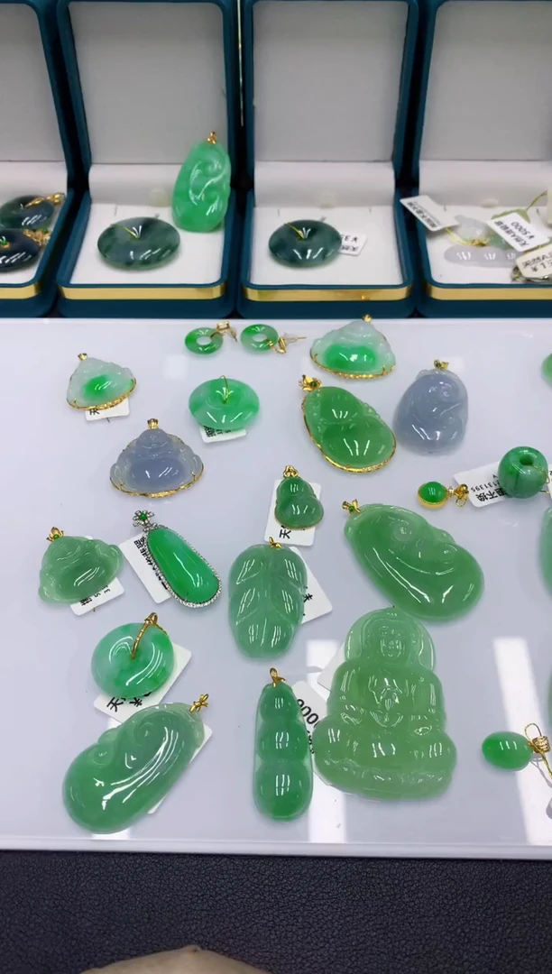颈饰18K金镶嵌翡翠翡翠