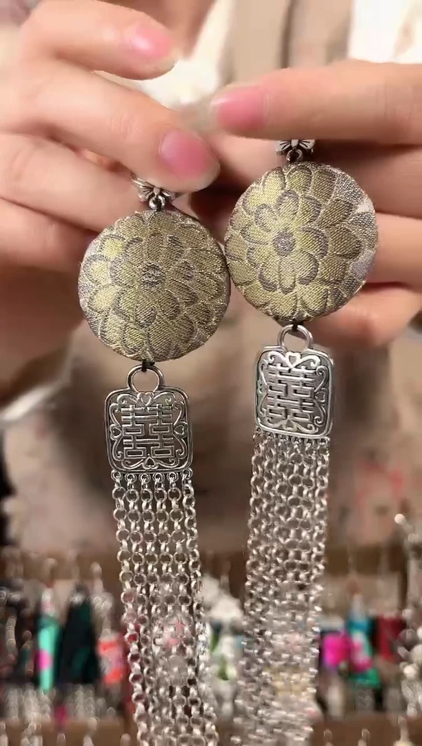 彩云南阁非遗老绣饰品570*