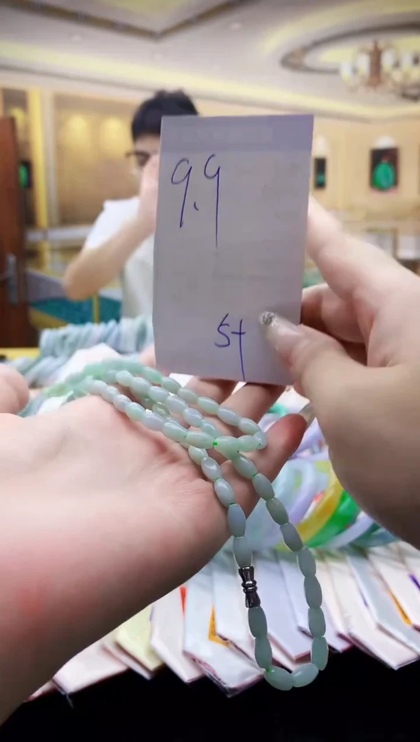 翡翠未镶嵌颈饰多样性发其一