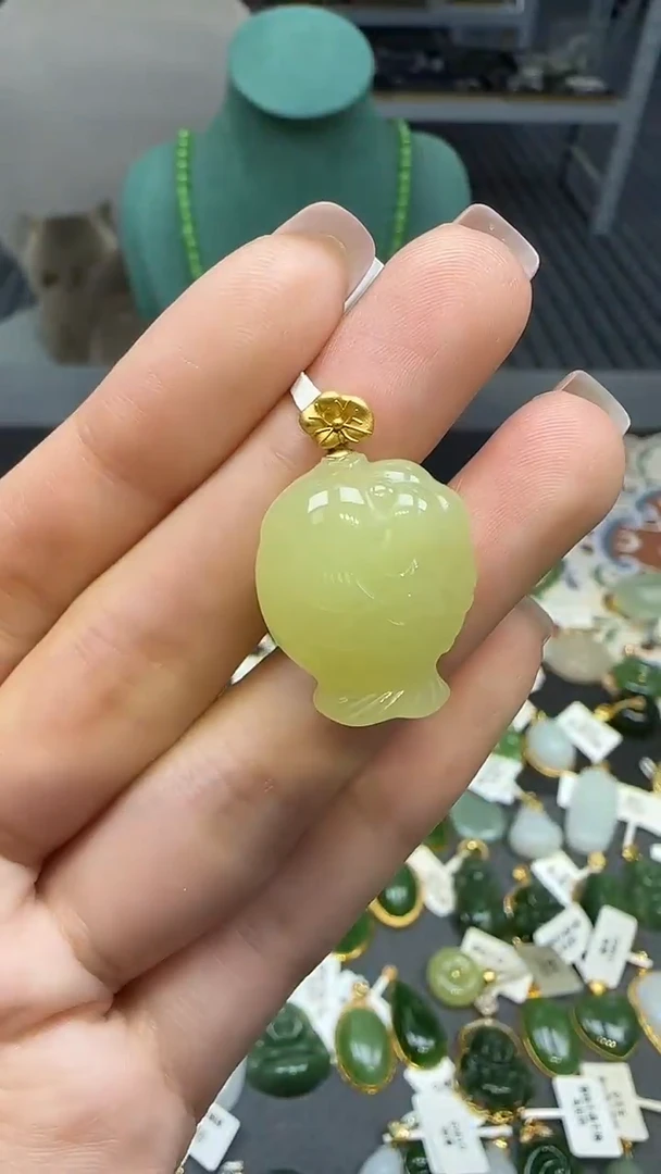 18K金镶嵌和田玉挂件1