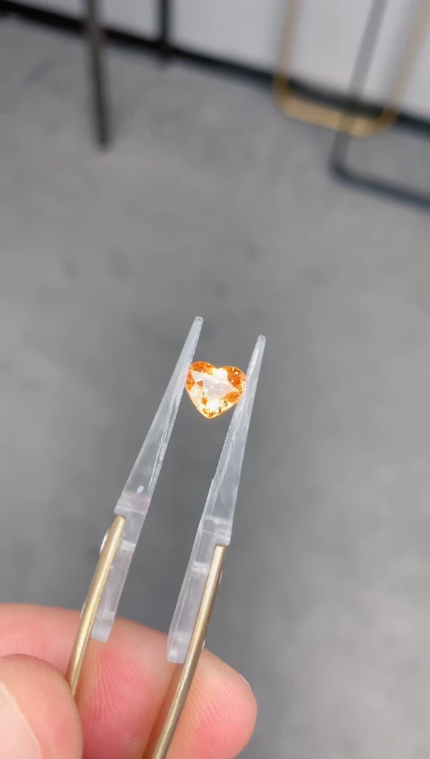 未镶嵌裸石石榴石（芬达石）1.6ct 芬达石