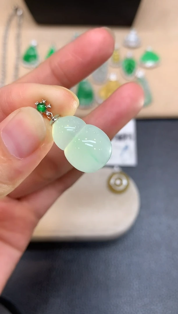 颈饰18K金镶嵌翡翠葫芦【无服务费