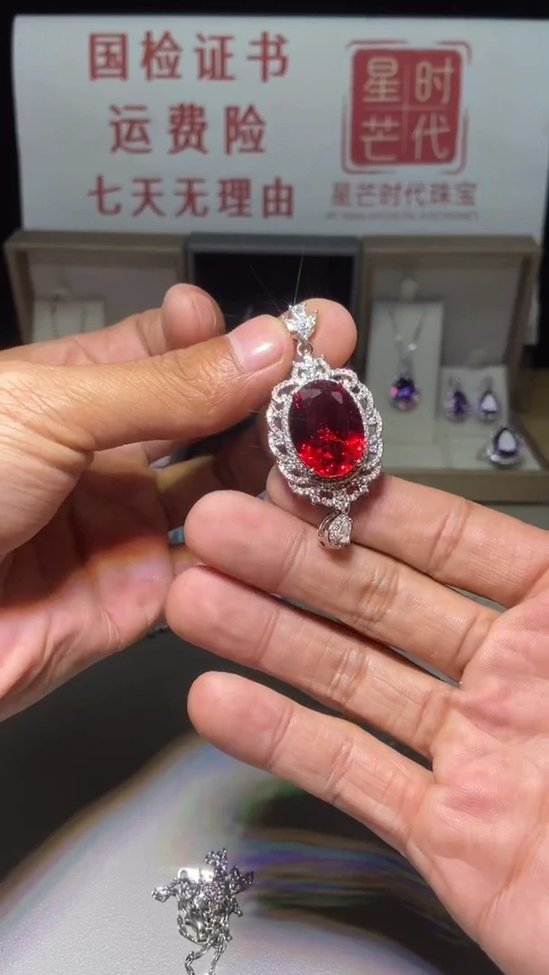 吊坠(赠链)18K金镶嵌钻石HONG ZUIAN DA