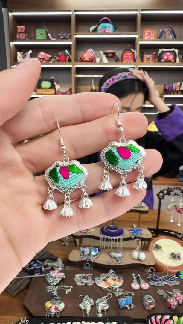 【闪购商品】织绣27蒙阿苏苗绣传承