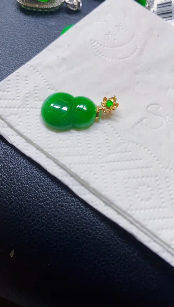 颈饰18K金镶嵌翡翠葫芦