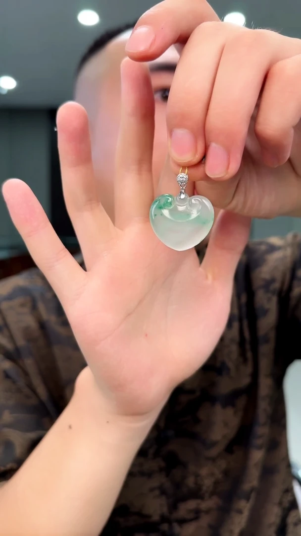 石英质玉银S925镶嵌颈饰爱心如意吊坠