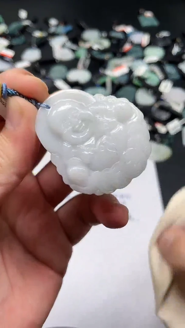 翡翠未镶嵌颈饰 多样性发其一