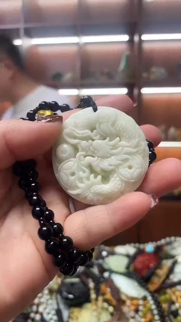 未镶嵌蛇纹石玉吊坠