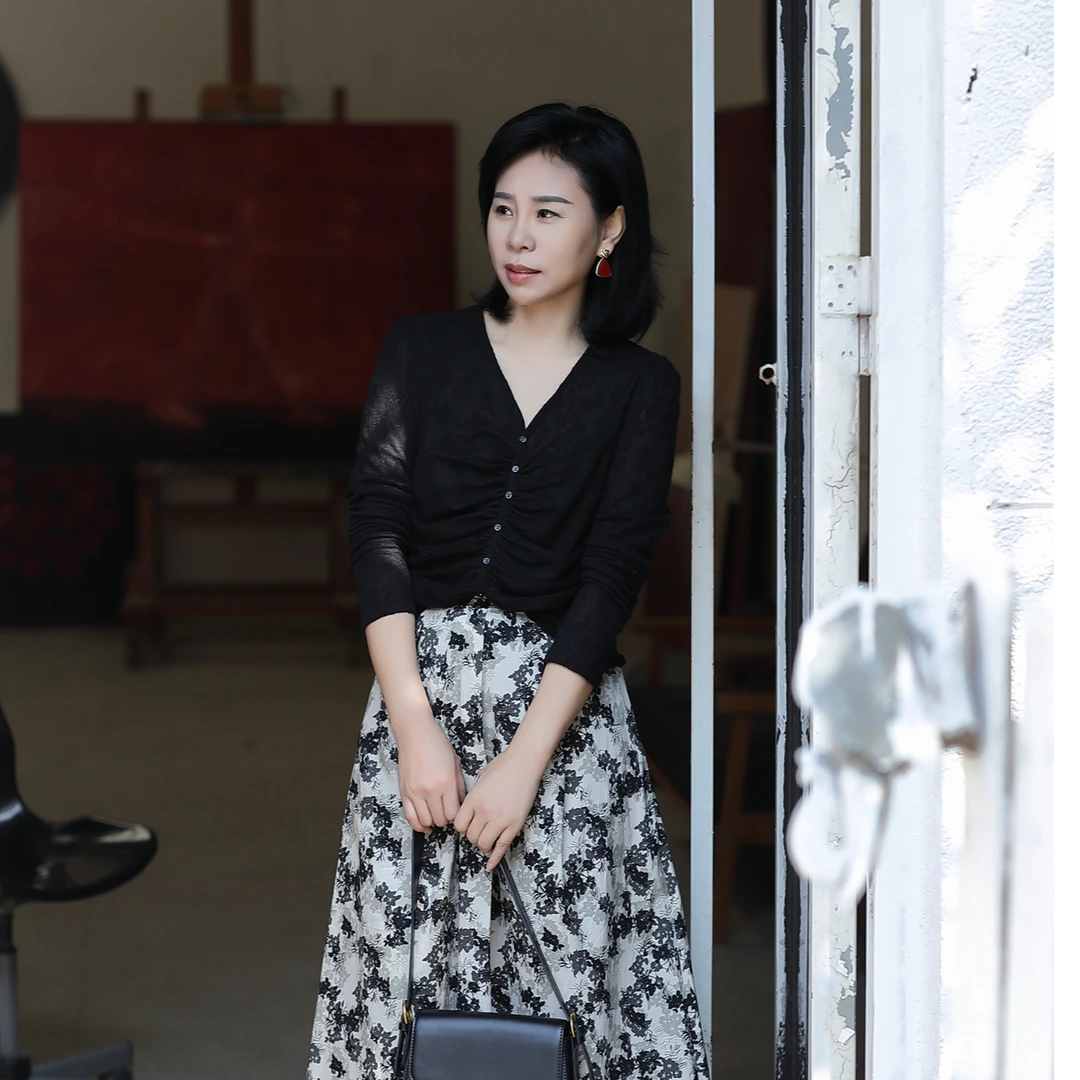 【杜小小】“经典演绎”设计感提花气质时尚优雅显瘦V领薄款上衣98322