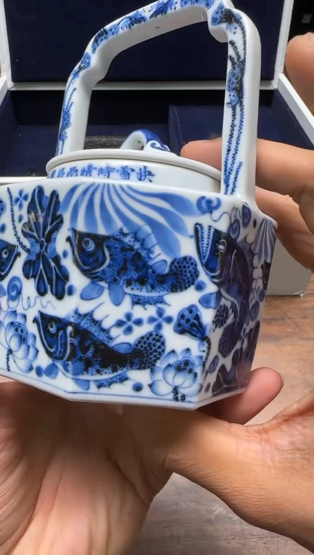 快雪时晴 青花鱼藻纹八方提梁壶 富贵满堂 珍藏款