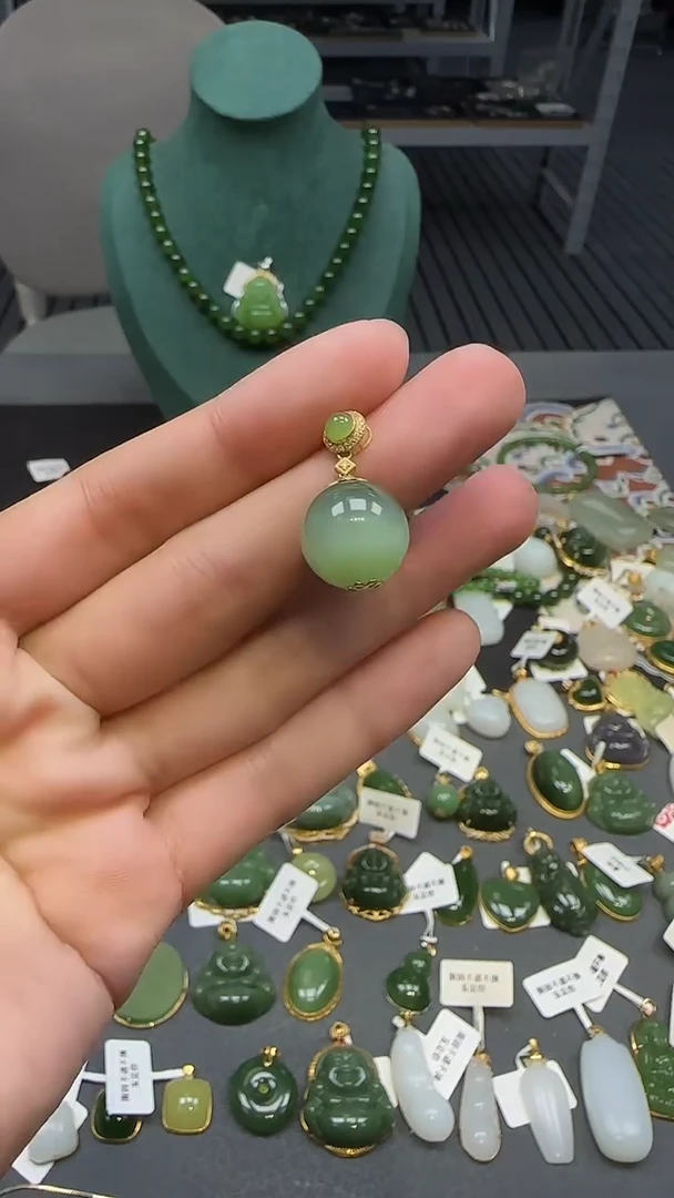 18K金镶嵌和田玉挂件1