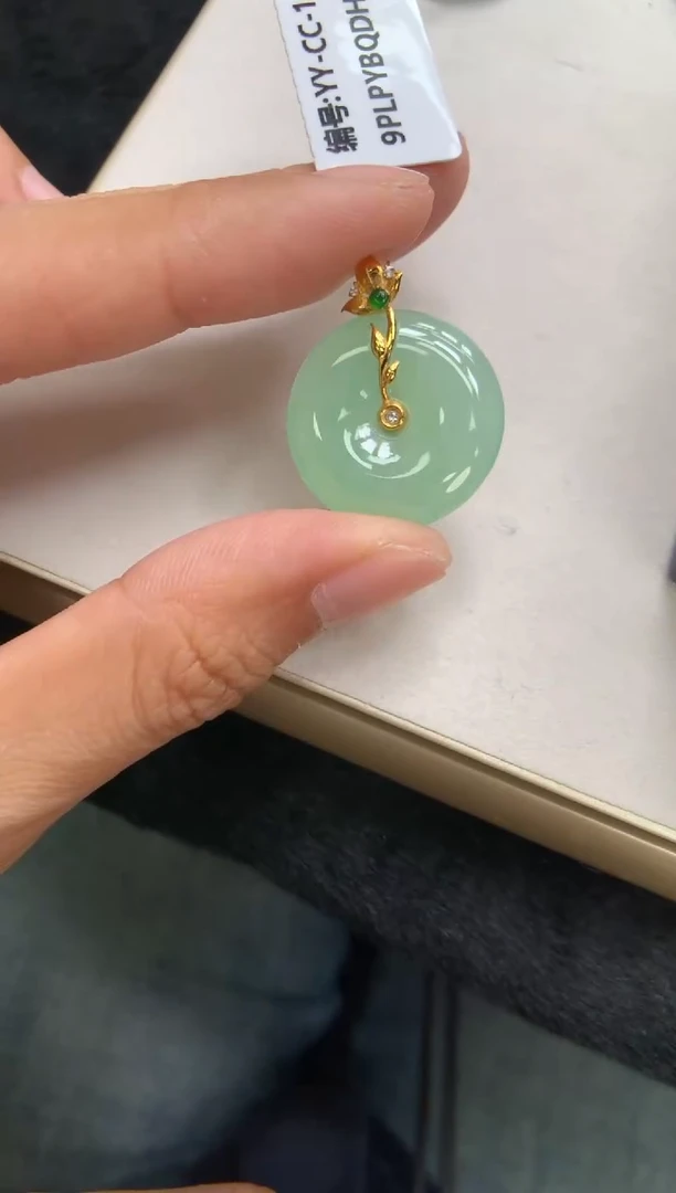 翡翠18K金镶嵌颈饰平安扣