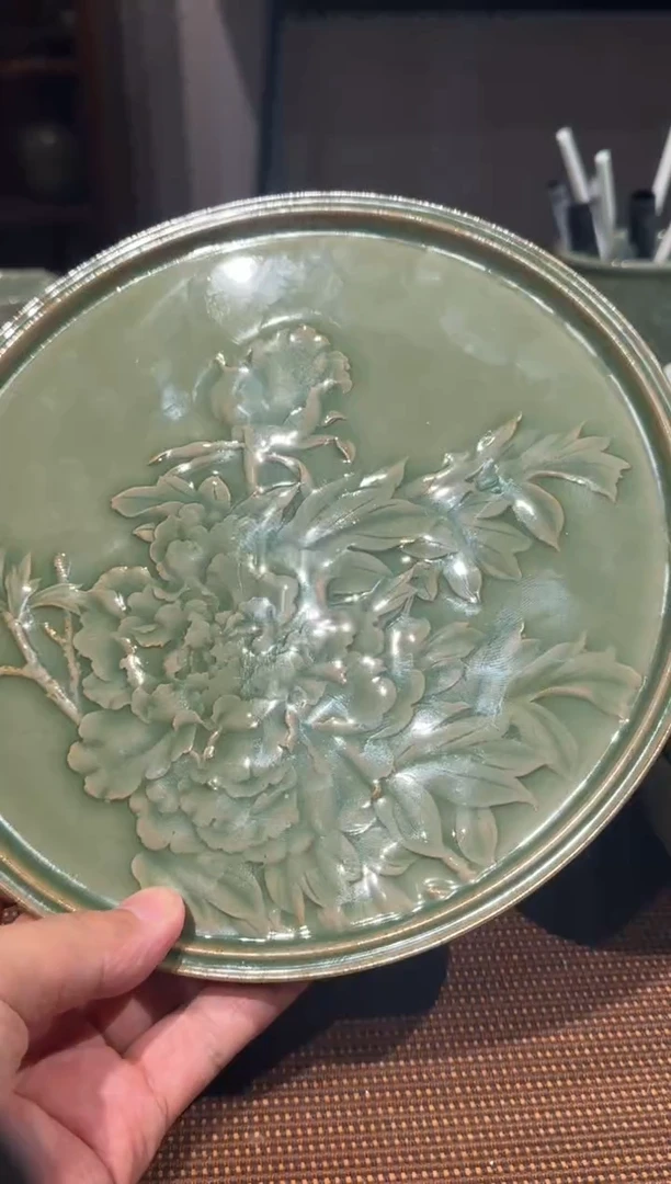 微瑕浮雕牡丹壶承一只