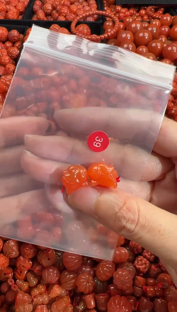 南红玛瑙未镶嵌颈饰1