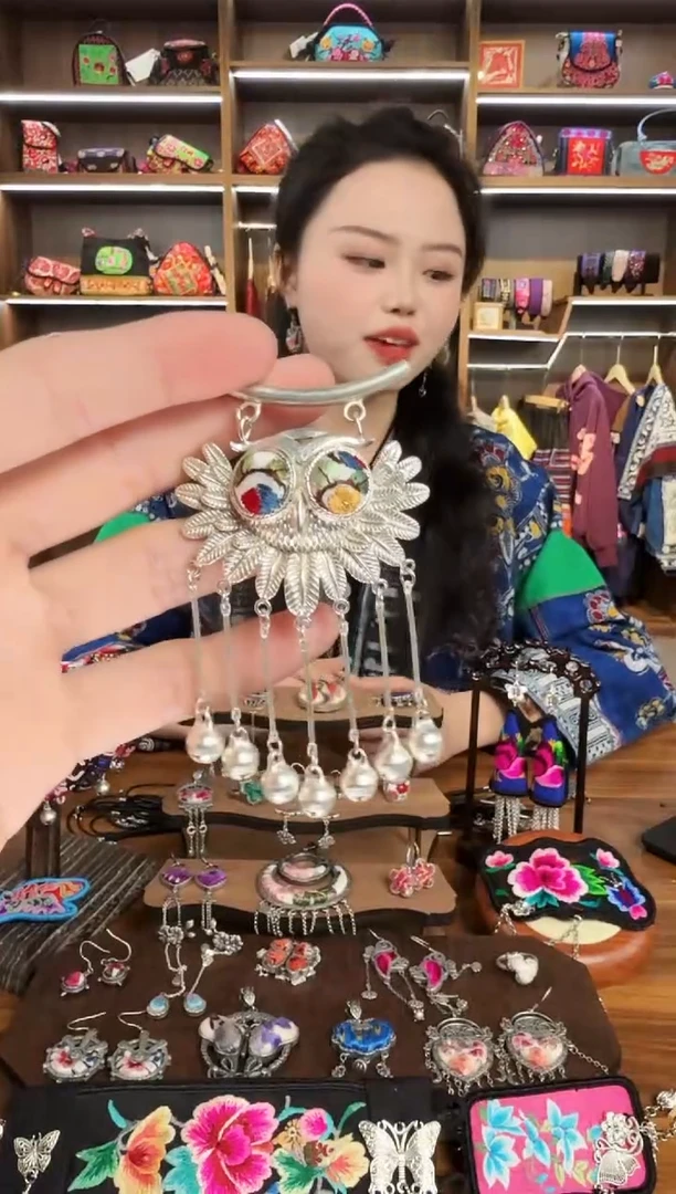 【闪购商品】织绣3蒙阿苏苗绣传承