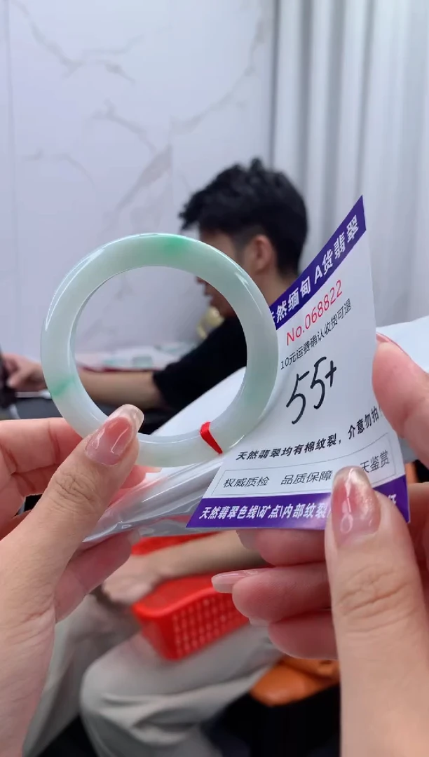 翡翠手镯未镶嵌有纹，完美者勿拍