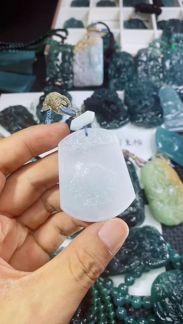 翡翠未镶嵌颈饰