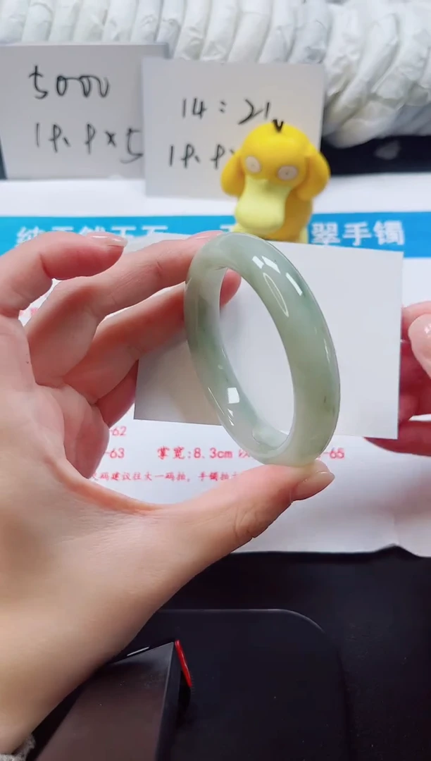 【闪购商品】石英质玉手镯未镶嵌68