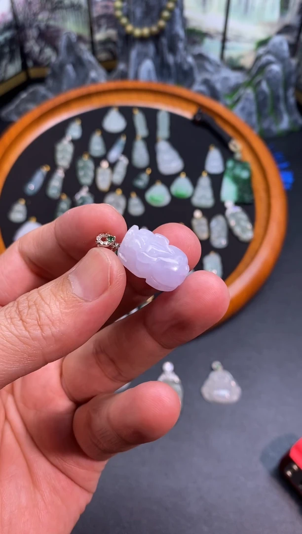翡翠未镶嵌颈饰貔貅