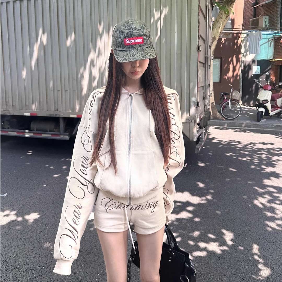 2025年早秋刺绣卡其色连帽卫衣外套辣妹字母时尚宽松短裤套装潮女