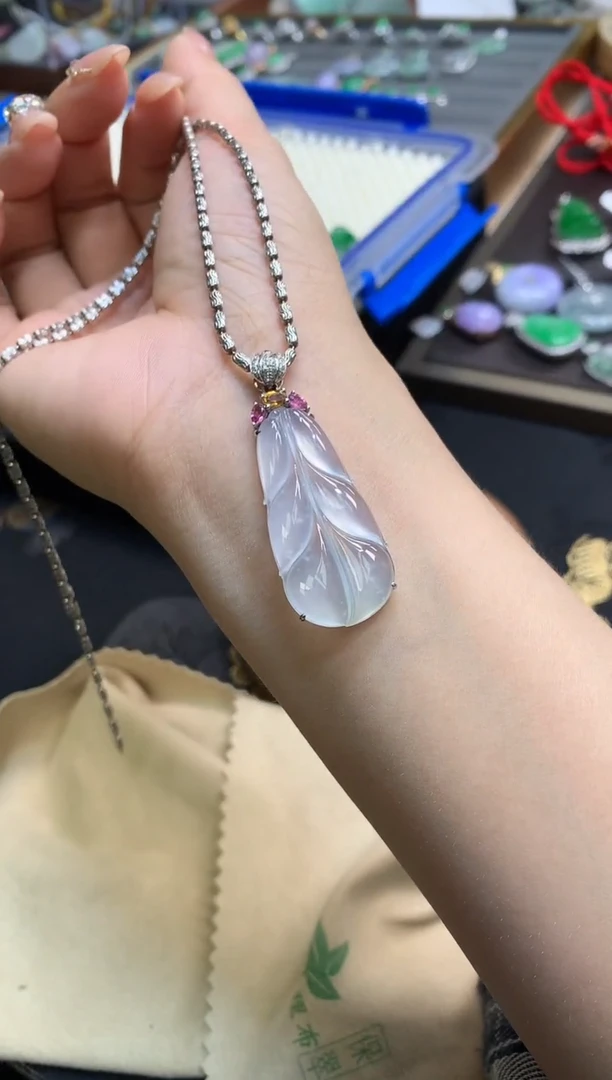 翡翠18K金镶嵌吊坠(不含链)芭蕉叶