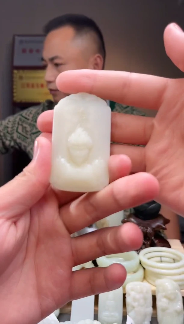 颈饰未镶嵌和田玉吊坠微瑕