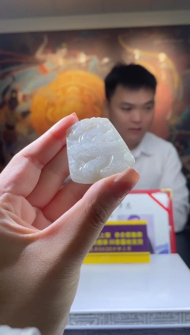 翡翠未镶嵌颈饰多样性发其一