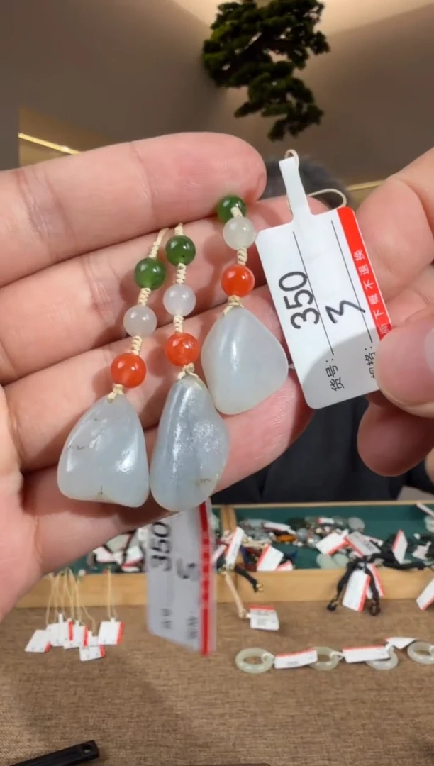 颈饰未镶嵌和田玉1多样性发货发其中一件
