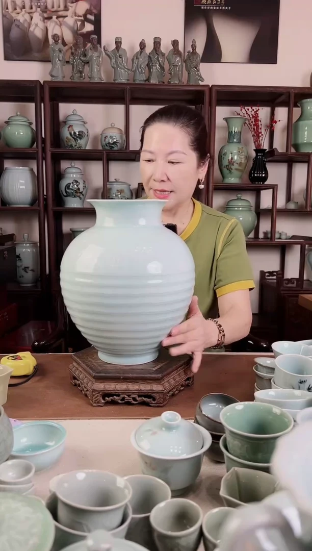 纯手工 粉青 旋纹瓶