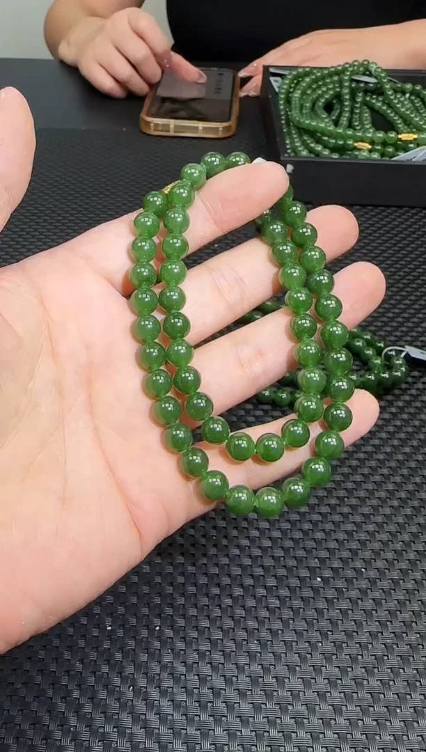 项链未镶嵌和田玉一条，约8mm，多样性发一件