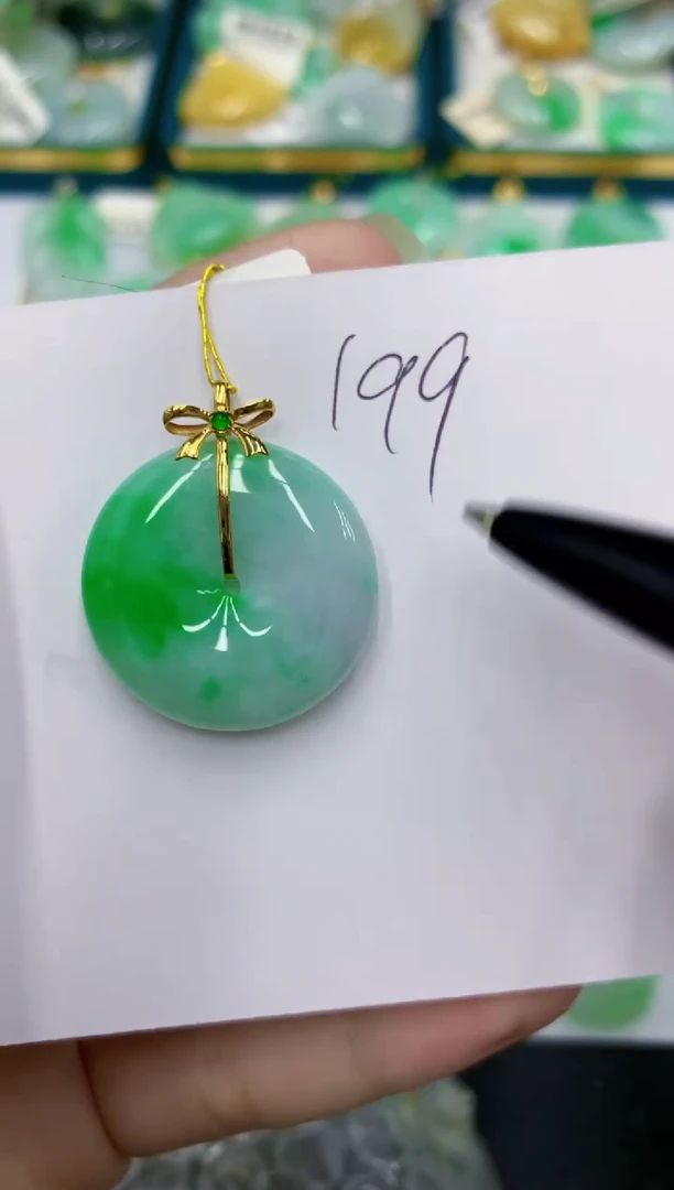 颈饰18K金镶嵌翡翠 翡翠