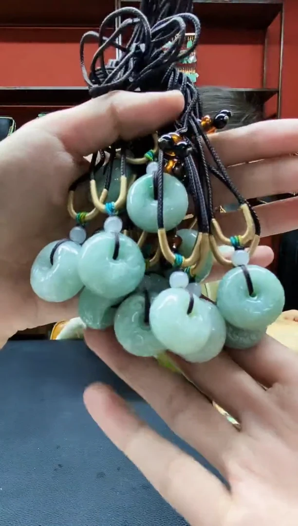 颈饰未镶嵌翡翠吊坠多样发其一