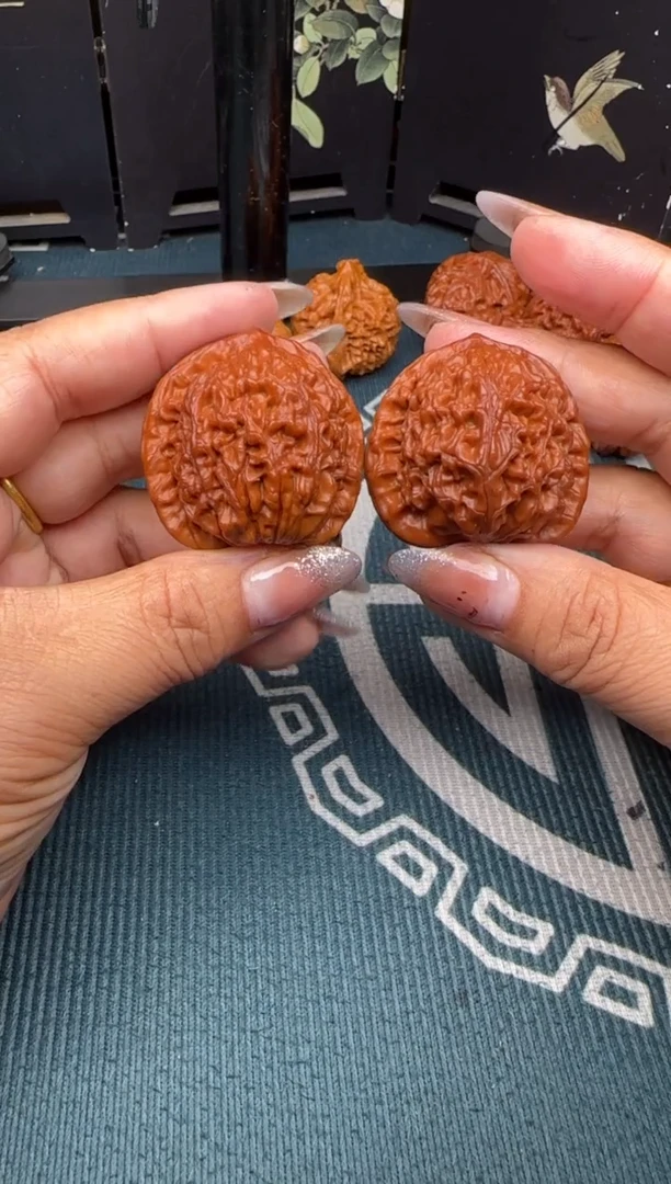 把件文玩核桃水龙纹 松石镶底