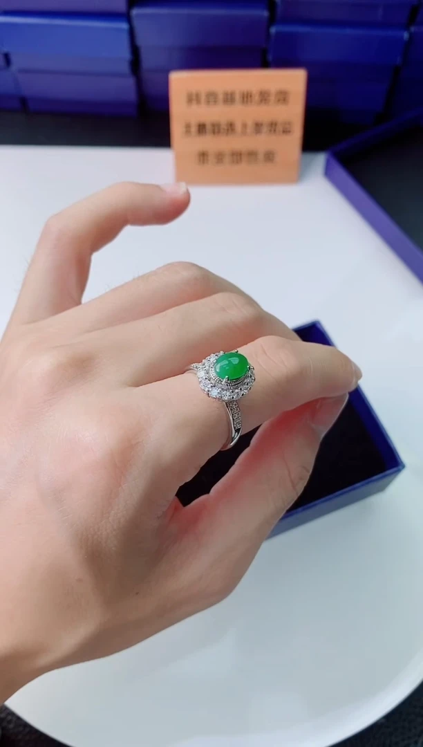 翡翠未镶嵌颈饰    `