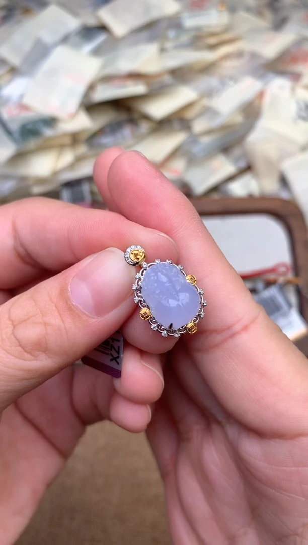 18K金镶嵌挂件翡翠一