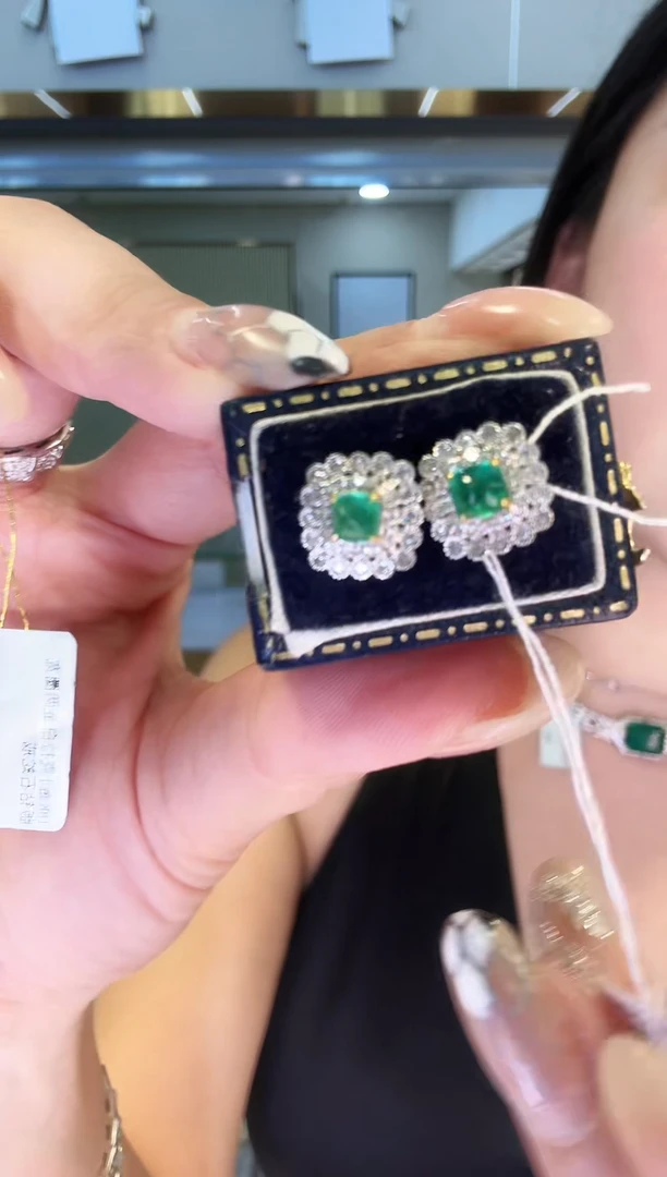 18K金镶嵌耳饰祖母绿0.60ct 左右