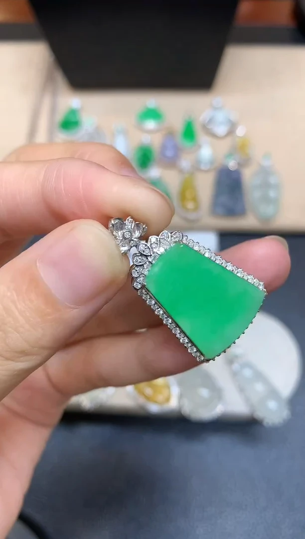 颈饰18K金镶嵌翡翠无事牌【无服务费