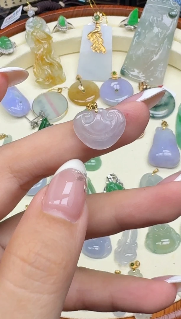 18K金镶嵌翡翠耳饰360